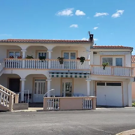 Dalibor - 700m From Beach Apartman Drage