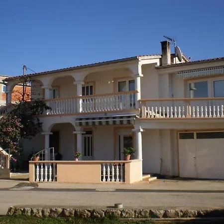 Dalibor - 700m From Beach Apartman